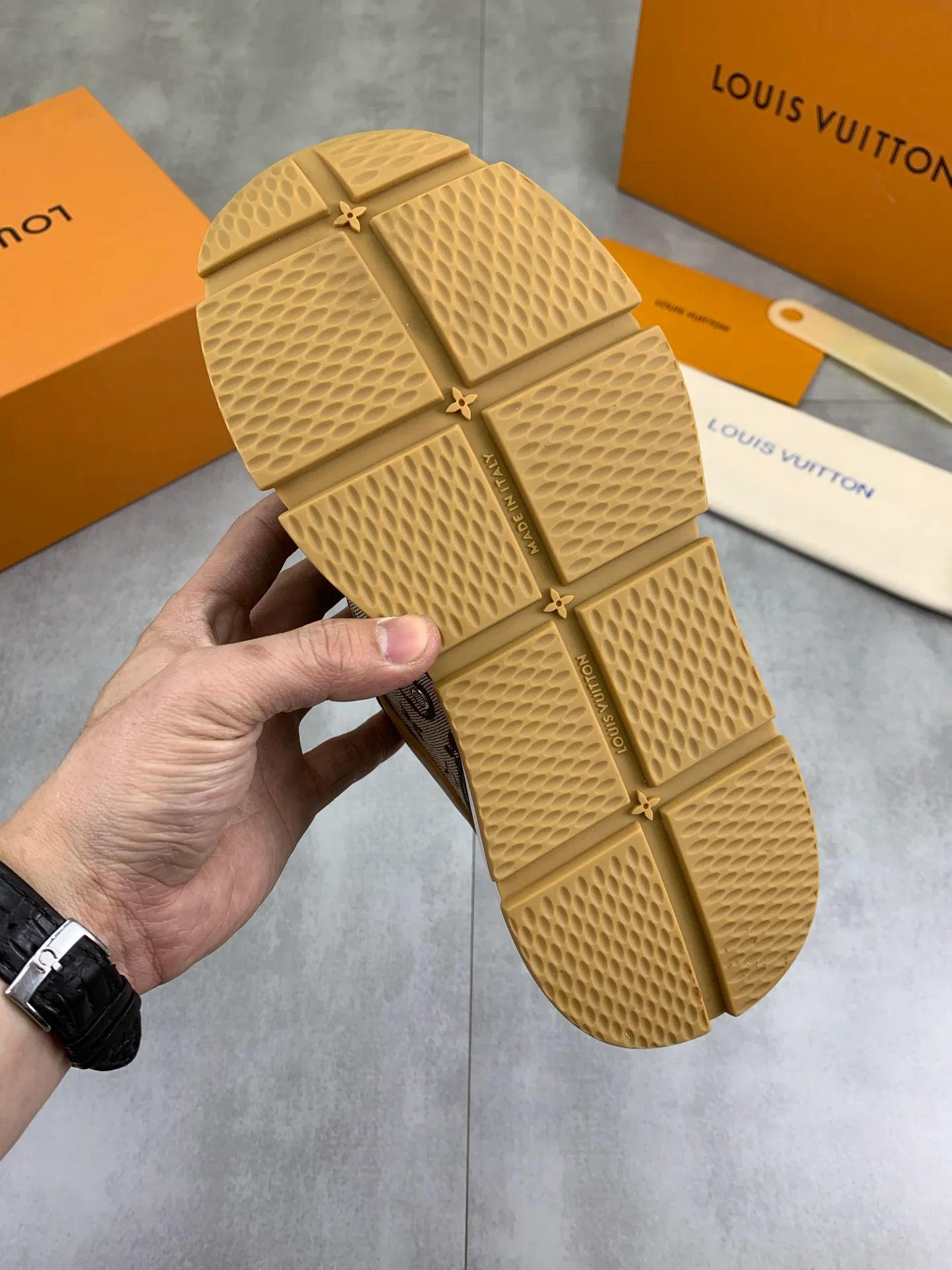 Factory price P700 💶 Top version [LOUIS VUITTON] Couple 🧑‍🤝‍🧑 Craftsman style Counter series (original order) New style 🍀LV Louis Vuitton - top version LV classic high-top trendy shoes! Made of imported original craft calfskin, original breathable lining, and original wear-resistant, lightweight, high-end TPU outsole! High quality products! 3️⃣ colors available, size: male 39-44 (45 46 customized)
